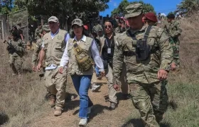 Keiko Fujimori, presidenta de Perú, durante su visita a las bases de la Policía Nacional y del Ejército, en la región Junín.