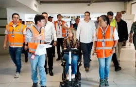 La Ministra de Transporte en el Cortissoz con el director de la Aerocivil