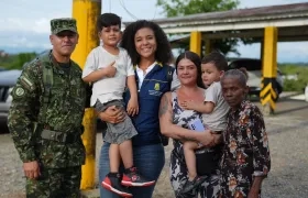 La Gobernadora de Chocó, Nubia Carolina Córdoba-Curi, junto a la última familia que estaban buscando.