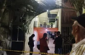 La Policía acordonó el área para la inspección del cuerpo del hombre. 