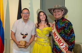 Los reyes del Carnaval de Barranquilla 2026 Michelle Char y Adolfo Maury junto al alcalde de Cúcuta Jorge Acevedo.