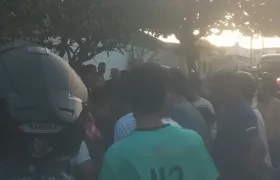 Las personas se aglomeraron en el lugar donde quedó el cuerpo de la víctima. 