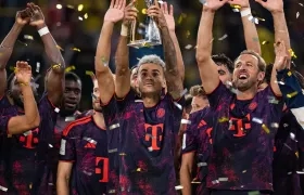 Luis Díaz alzando la Supercopa de Alemania.