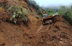 Maquinaria amarilla trabajando sobre la vía.
