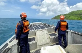 Miembros de la Armada durante las labores de búsqueda en Providencia.