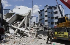 Miembros del Ejército realizan una operación de rescate en los escombros de un edificio.