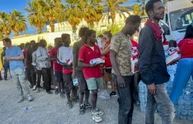 Los migrantes que aún no han retornado a Marruecos, viven en las calles de la ciudad.