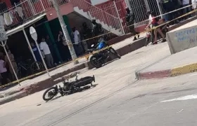 La motocicleta en donde se desmovilizaba los dos sospechosos. 