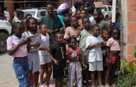 Niños esperan ayuda tras el terremoto en San José de Palmar 