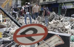 Un grupo de voluntarios durante labores de búsqueda de víctimas del sismo.