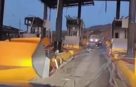 El peaje destruido tras el ataque terrorista. 