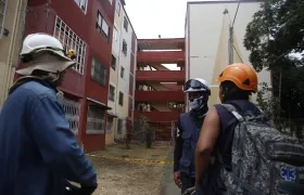 Personal de socorro frente a unas edificaciones afectadas.