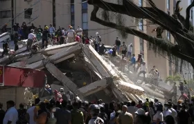 Socorristas trabajan en labores de rescate en una edificación colapsada por el terremoto