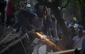 Voluntarios trabajan en labores de rescate en una edificación colapsada 