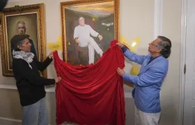 El Presidente saliente de Colombia, Gustavo Petro y su retrato.