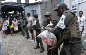 Policías cargan donaciones para los damnificados por el terremoto 