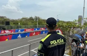 Los policías prestan seguridad en puntos estratégicos del evento. 