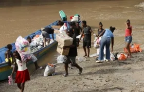 Ayudas humanitarias por el terremoto de magnitud 7,4 del pasado lunes, en el río San Juan en La Encharca.