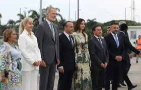 El Rey de España fue recibido por las autoridades de Cali.