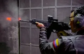 El Ministro de Defensa, Pedro Sánchez, con el fusil Jaguar.