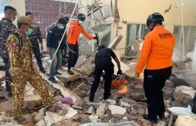 Socorristas trabajando en un edificio derrumbado tras un terremoto de 7,7 registrado este sábado