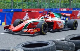 Sebastián Montoya en un vehículo de carrera. 