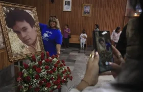 Seguidores de Juan Gabriel el 'Divo de Juárez' posan junto a una fotografía en Ciudad Juárez