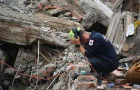 Un rescatista junto a los escombros del edificio Torres del Limonar, en Cali.