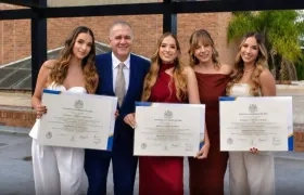Jairo Saavedra y Victoria Caicedo, y sus trillizas Ana María, Isabella y Sofía.