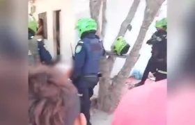 La Policía en el lugar donde quedó muerta una de las víctimas. 
