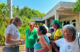 La secretaria de Gestión Social, Mireya Avendaño, con beneficiarios del programa del Adulto Mayor..