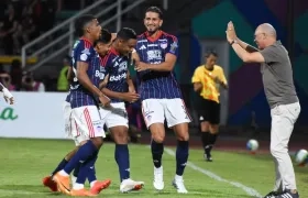 Alfredo Arias celebra el primer gol de Junior marcado por Muriel. 