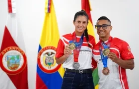 La tenista María Paulina Pérez y el pesista Duván Ferrer, medallistas de oro en los Juegos Centroamericanos y del Caribe.