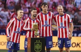 El Atlético de Madrid también homenajeó a sus cuatro jugadores campeones del mundo: Álex Grimaldo, Álex Baena, Marc Pubill y Marcos Llorente.