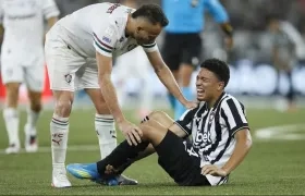 Jordan Barrera momentos después de lesionarse en el partido contra Fluminense.