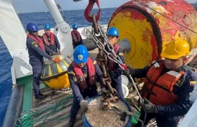 Integrantes de la Dimar en la instalación de la boya en San Andrés. 