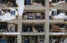 Edificio destruido por los terremotos del 24 junio en Caraballeda, Venezuela.