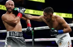 Israel Mercado recibe una buena mano del colombiano Carlos Utria.