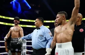 El árbitro Tony Weeks poco antes de declarar ganador por decisión dividida a Carlos Utria sobre Israel Mercado. 