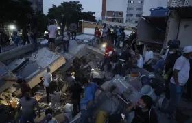 Personas trabajan en labores de rescate.