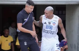 Dayron Pérez con Jermein Peña antes del partido del pasado miércoles contra Junior.