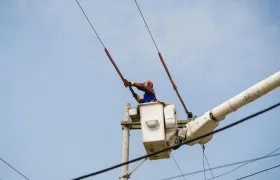 Operario de Air-e Intervenida en labores de mantenimiento. 
