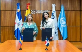 Fiscal general de Colombia, Luz Adriana Camargo, y la procuradora general de República Dominicana, Yeni Berenice Reynoso.