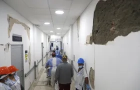 Personal médico trabajando en el Hospital Universitario del Valle, afectado por el terremoto. 