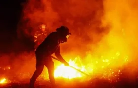 Policía combate el fuego en el Tolima.