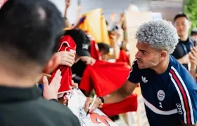 Luis Díaz firma autógrafos a aficionados surcoreanos. 