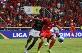 Pablo Ortiz, defensa del Junior, presiona a Tomás Ángel.