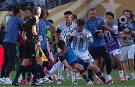 Leandro Paredes derriba al español Gavi, tras la final del Mundial. 