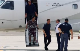 Ronaldinho Gaúcho descendiendo de la nave que lo llevó a Ravenna.