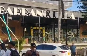Las personas en el norte de Barranquilla, 51b con 85, salieron de los edificios durante el sismo.